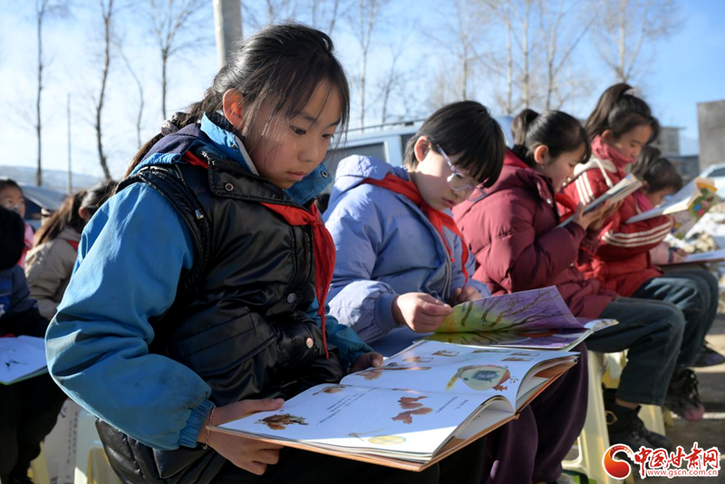 积石山62级地震地震后的课堂用爱和希望照亮未来