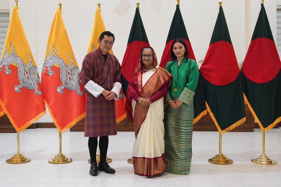 国的总理办公室,和五次出任孟加拉国总理的谢赫·哈西娜女士合影留念