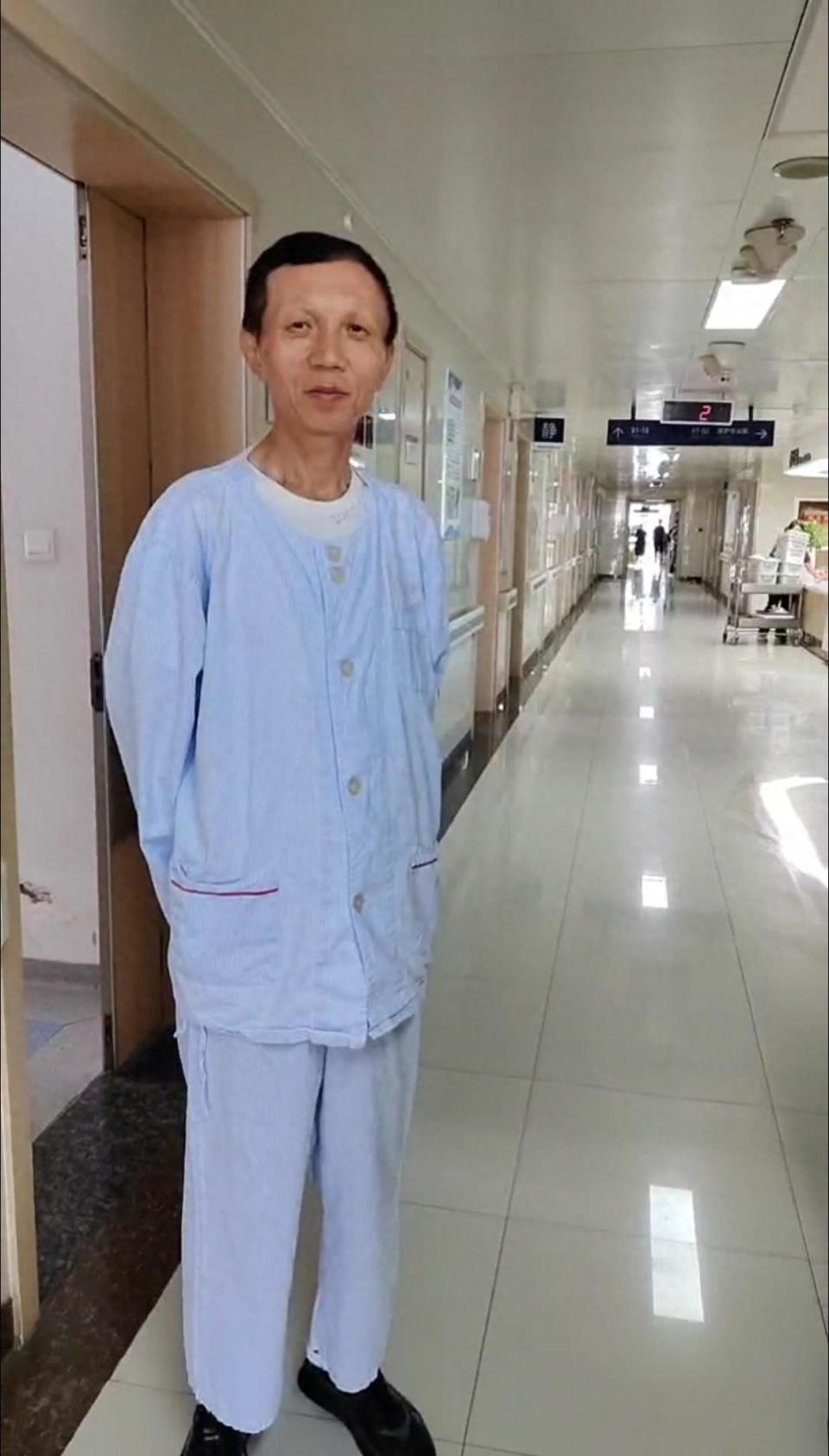 西安一阿尔兹海默症老人穿病号服走失,如有人遇到请尽快联系家属