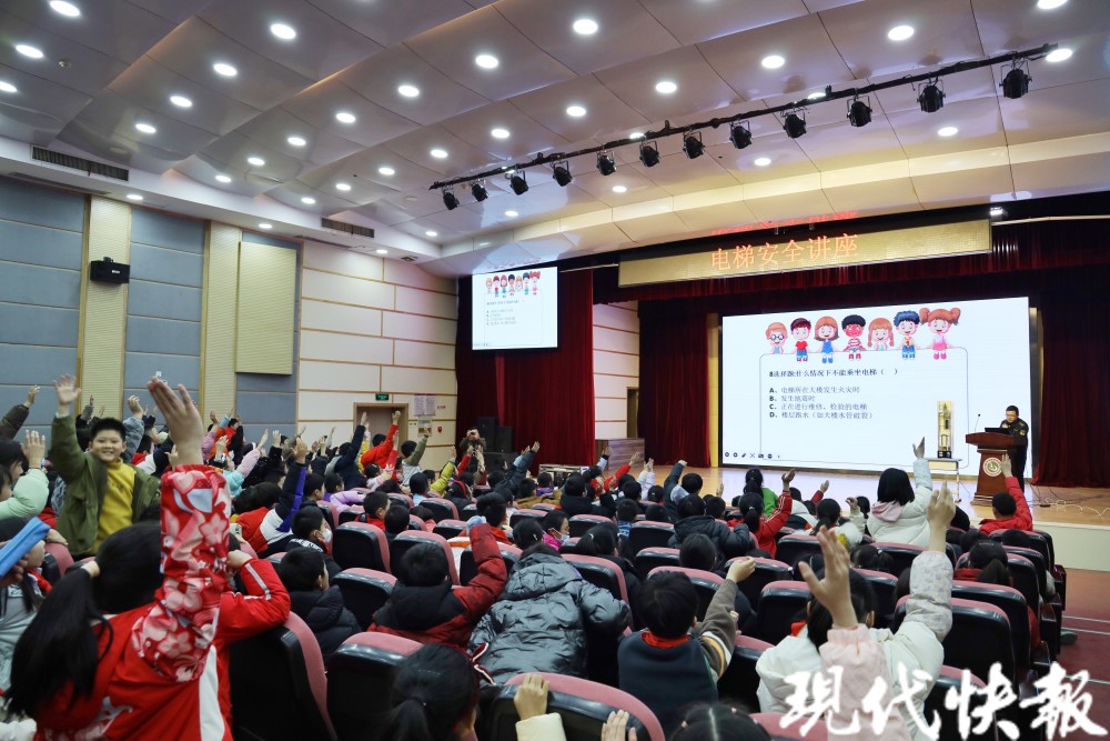 据滨湖区市场监管局荣巷分局副局长冯一鸣介绍,本次"电梯安全进校园"