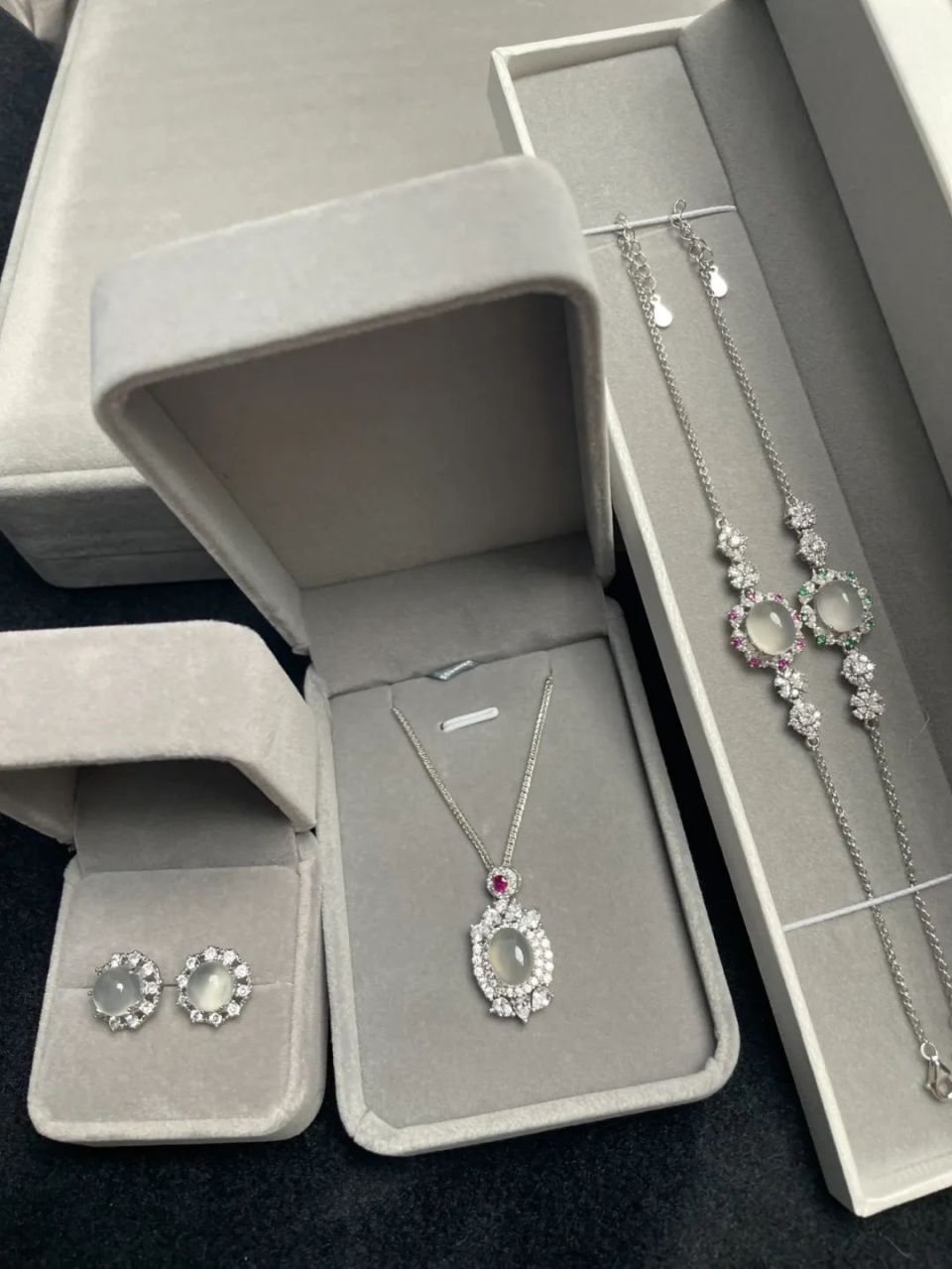 520送礼首选 |亿万年前的浪漫!让她爱不释手的"白月光"首饰,太好看啦