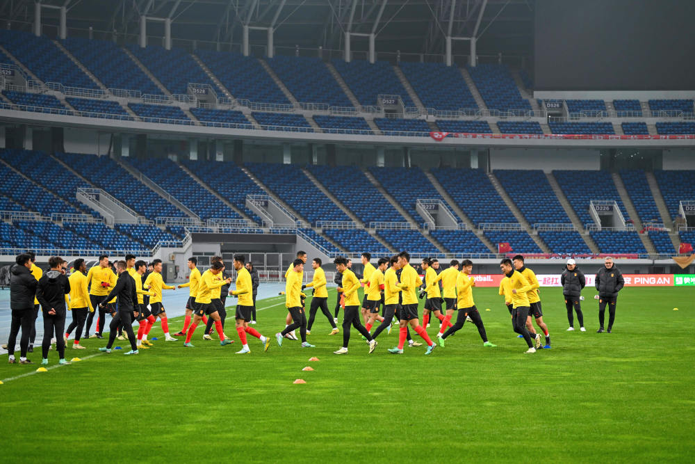 足球世预赛中国队进行赛前训练