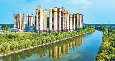 在江苏省宿迁市沭阳县南部城区的龙汪丽居安置小区建设现场,一幢幢