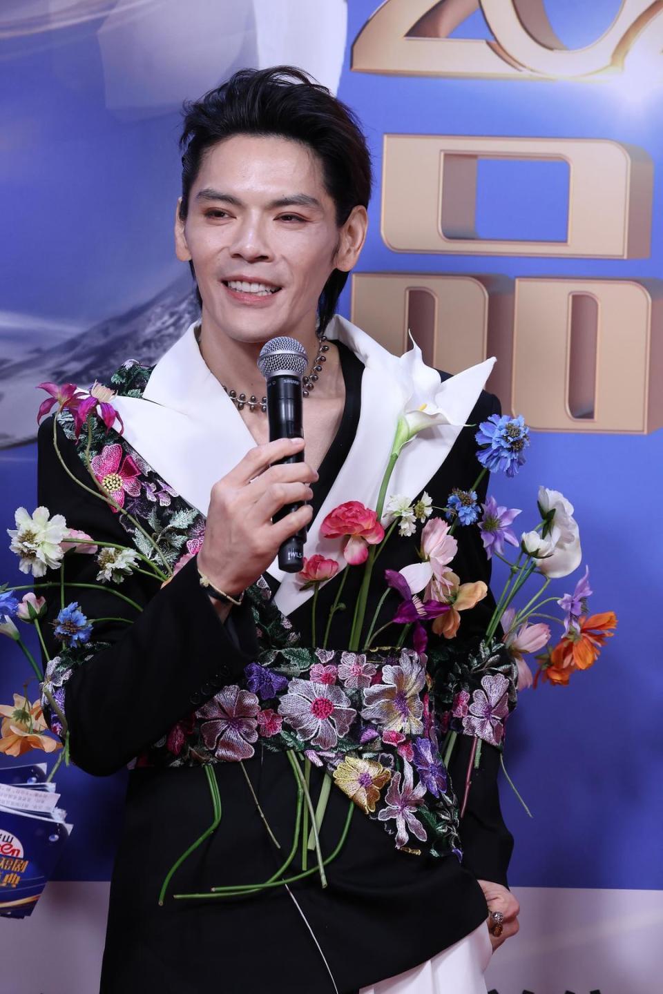 “向佐差点踢到主持人的头”登热搜，网友：以为自己很帅吗？_腾讯新闻
