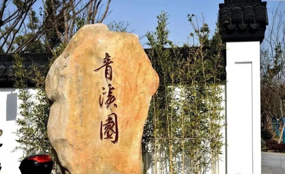 水城门横架于漕港河和淀浦河交汇处,高约12米,一侧连着云帆广场,流泉