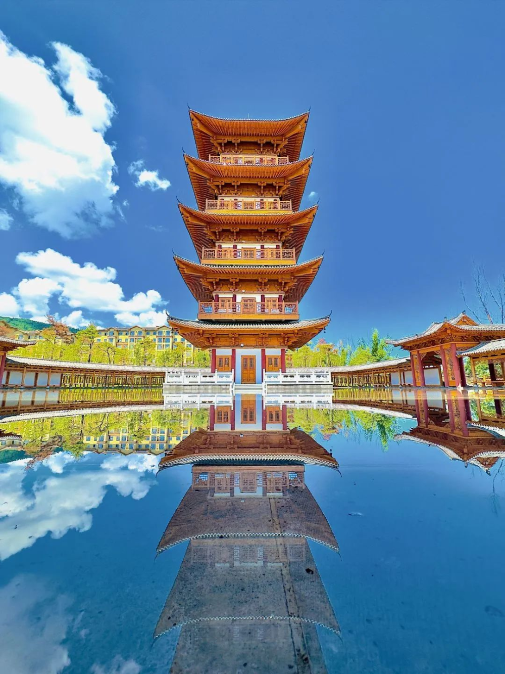 新华社探寻历史古迹吉林省白山市长白县千年崖城等你来