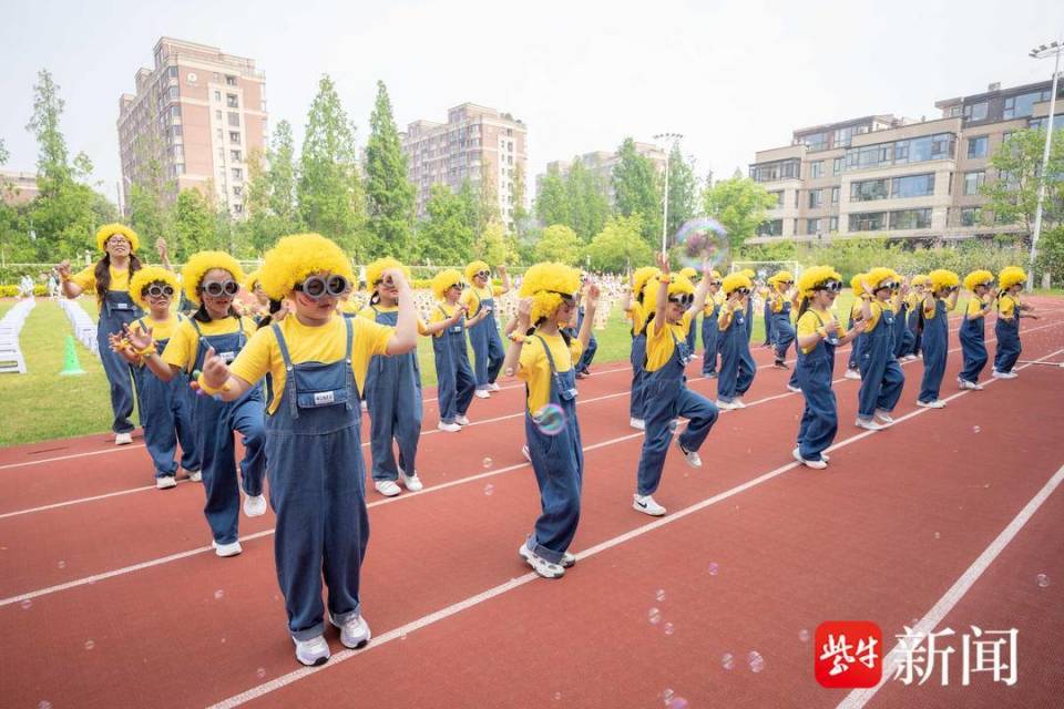 各班代表队身着统一着装亮相,神采奕奕步入会场:一(4)班的同学们选择