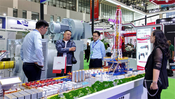 第十六届中国（东营）国际石油石化装备与技术展览会开幕