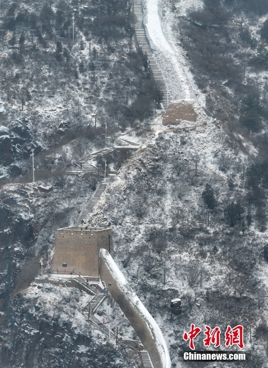 12月13日,河北省张家口市,航拍雪中的大境门长城.