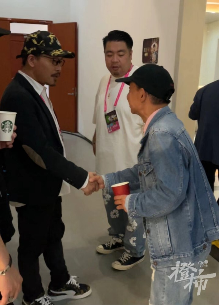 两位"西湖大爷"现身周杰伦杭州演唱会收官场,和周杰伦合唱《稻香》