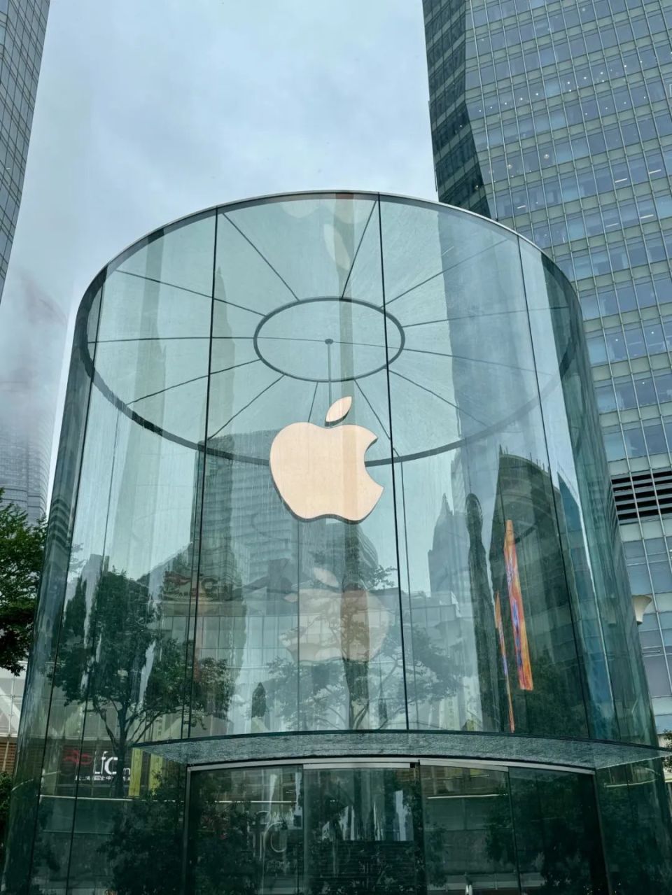 上海首家苹果店玻璃筒重建,《繁花》开启阿那亚狂欢,隈研吾原研哉同台