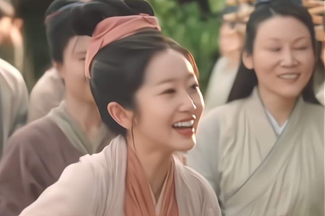 于是特意查了下资料,原来饰演美女路人的演员名叫曹赛亚,是北京电影
