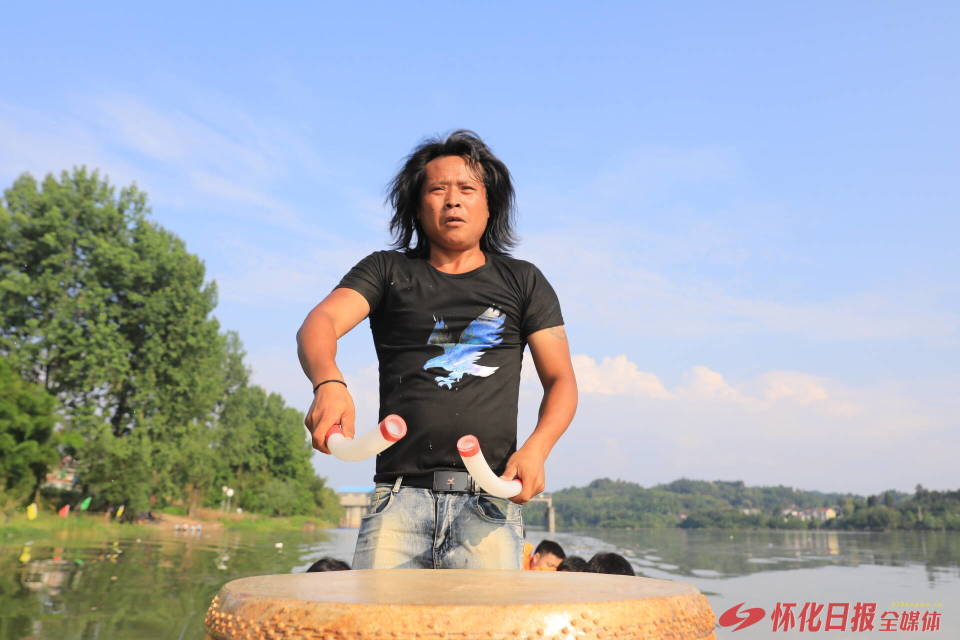 似齐秦似迪克牛仔   这个鼓王好帅气