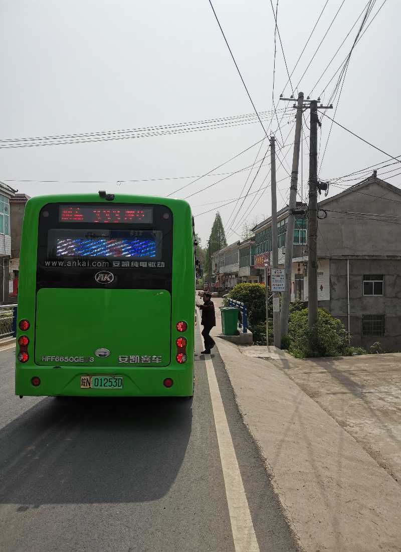 安徽六安公交站点多了村民出行更方便了