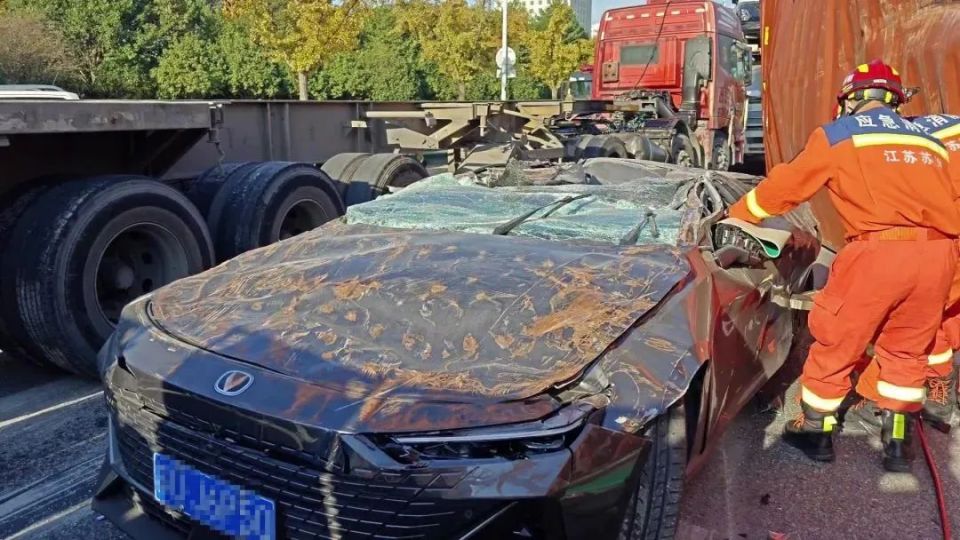 30多吨货车侧翻压扁小轿车……_腾讯新闻
