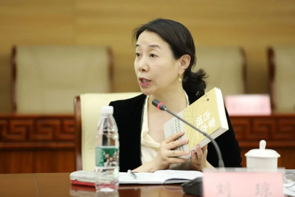 刘琼刘琼《人民日报》文艺部副主任范小青老师用百科全书式的写法