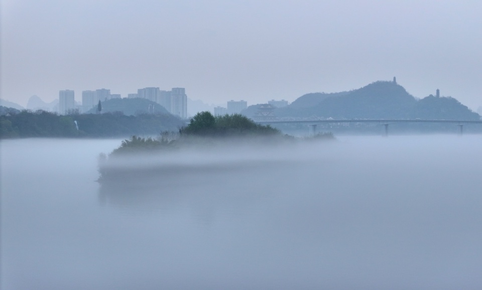 柳江河面再现平流雾