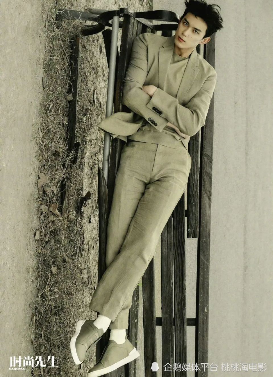 "三石弟弟"吴磊《时尚先生》封面大片,深情眼眸清爽阳光帅气