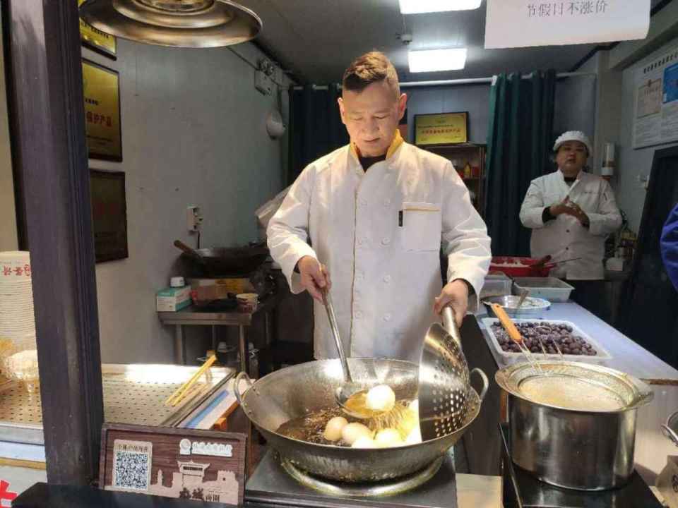 ""胡记·蛋清羊尾"店位于紫阳街,据说是这条街上最正宗的蛋清羊尾店