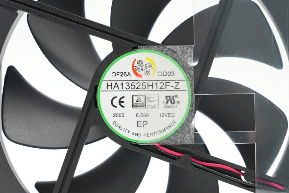 从电源内部取出风扇,风扇设有导流板,着重为发热区域散热.