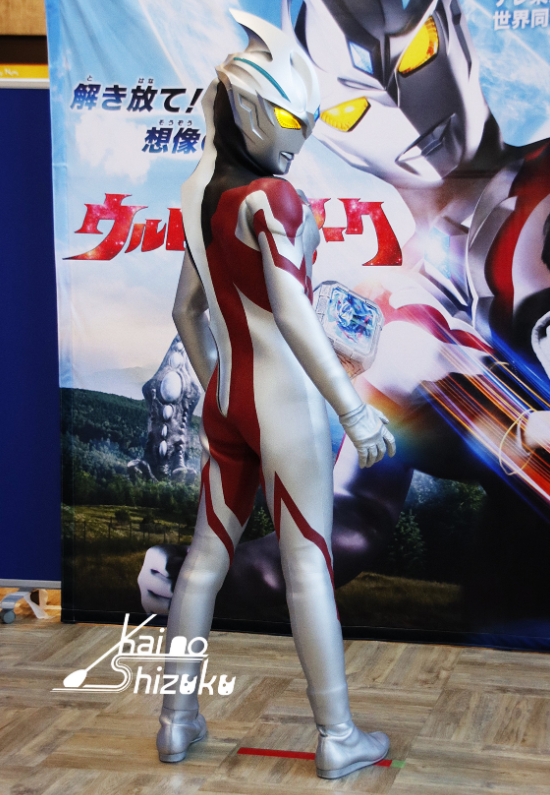 亚刻奥特曼线下活动皮套造型引热议 背部的设计看着像女性奥特曼