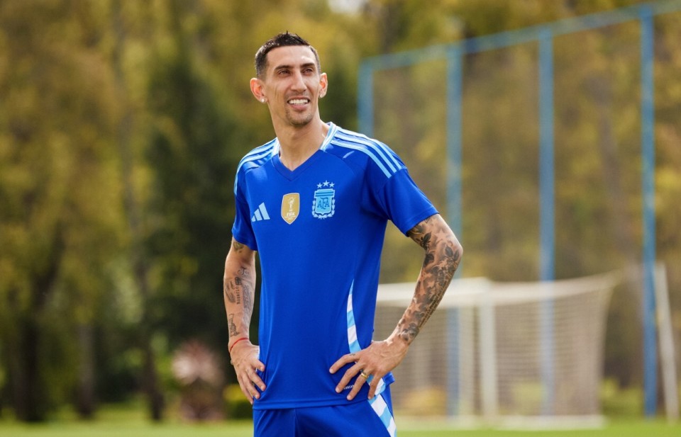 阿根廷队发布新款球衣主场蓝白条纹金色队徽客场蓝色