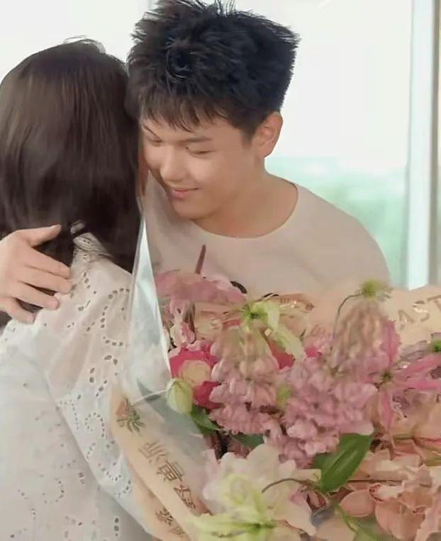 王艳儿子球球长大了,母亲节送花,曾爆料家里有十几个保姆伺候_腾讯