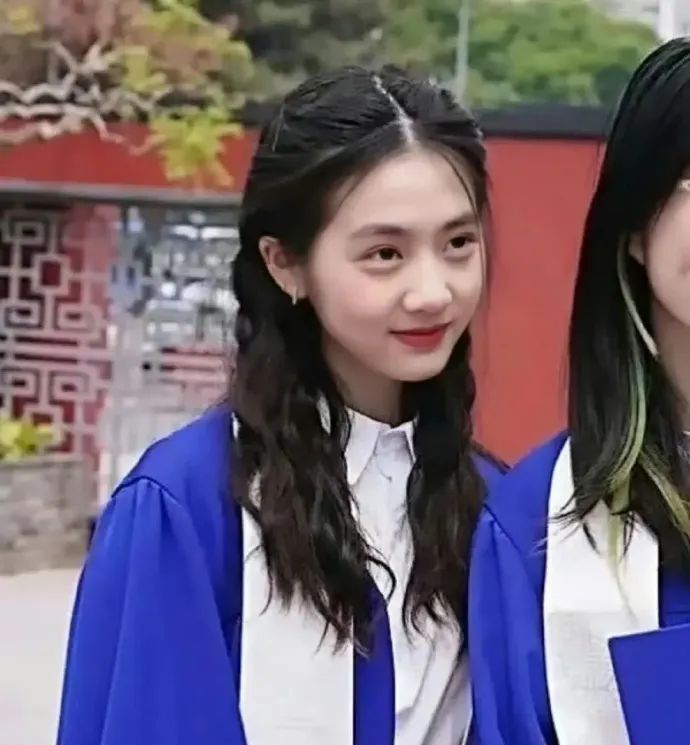 这是黄磊18岁的女儿黄多多？装扮也太成熟了吧！真是女大十八变_腾讯新闻