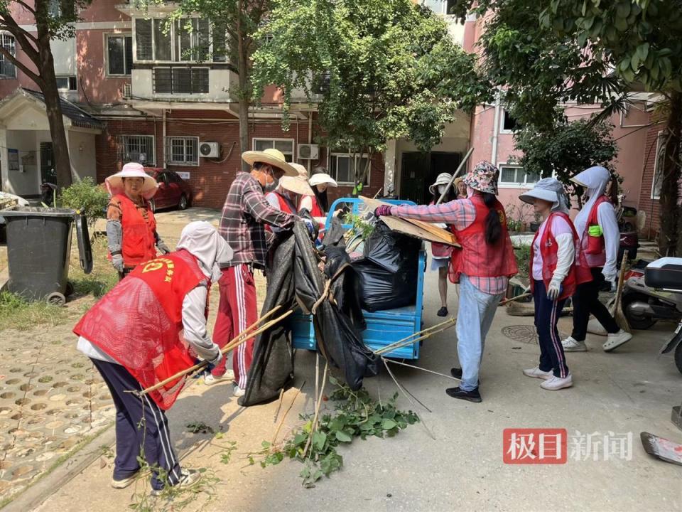 武汉经开区新民社区开展环境卫生清理活动_腾讯新闻