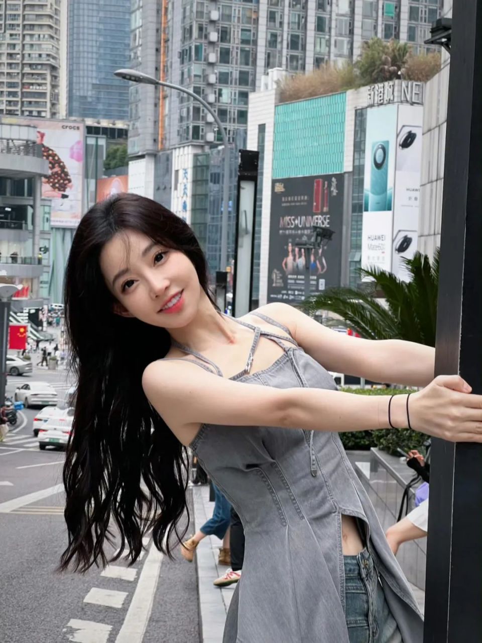 没有选择坐在板凳上直播和以前不一样的是冯提莫在