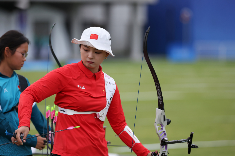 10月2日,中国选手李佳蔓在射箭反曲弓女子个人十六分之一淘汰赛中.