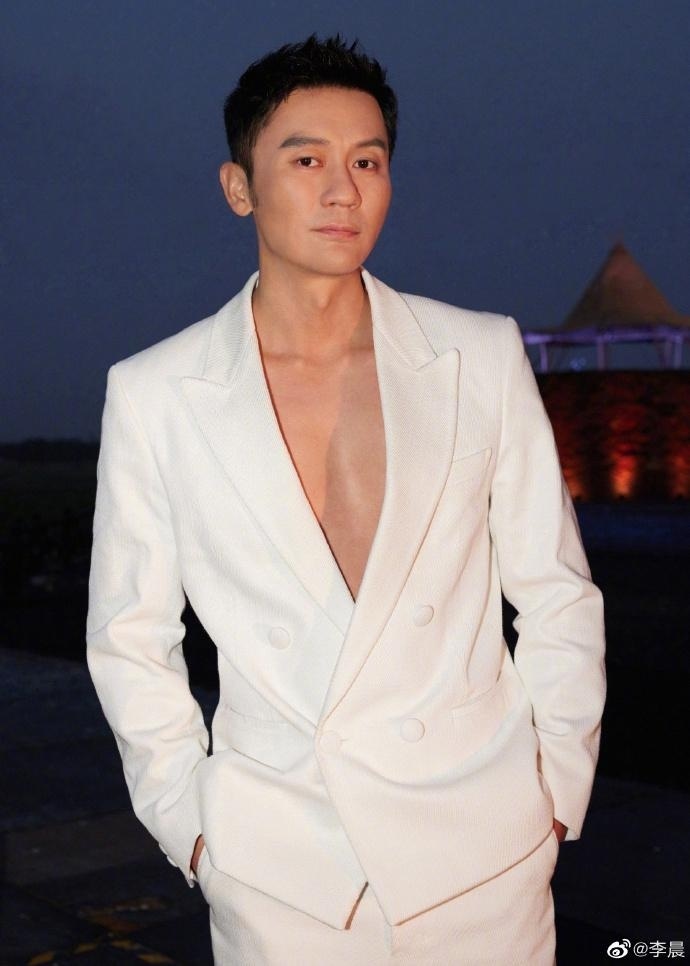 和前任官宣分手近4年,44岁李晨被曝录节目时脖子上出现红色吻痕,工作