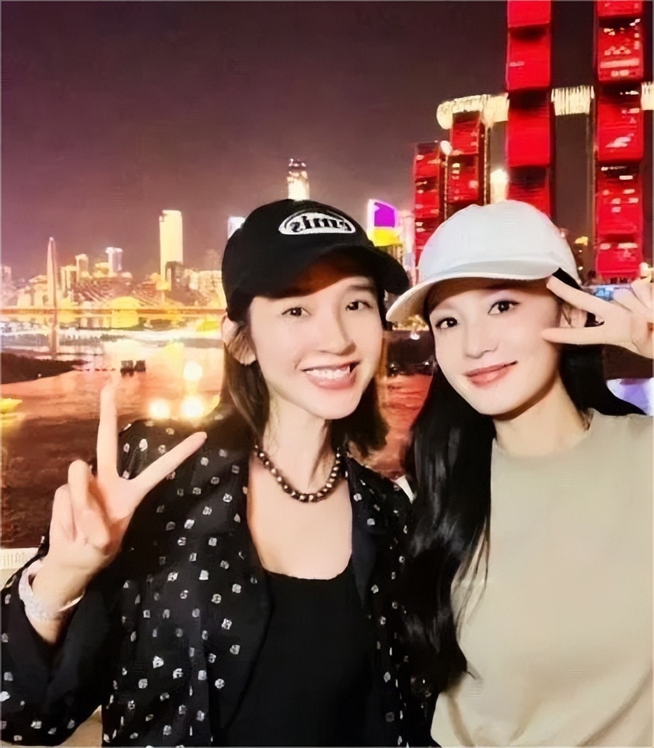 不是吧!当年被全网嘲笑的唐艺昕伴娘团,如今个个高攀不起