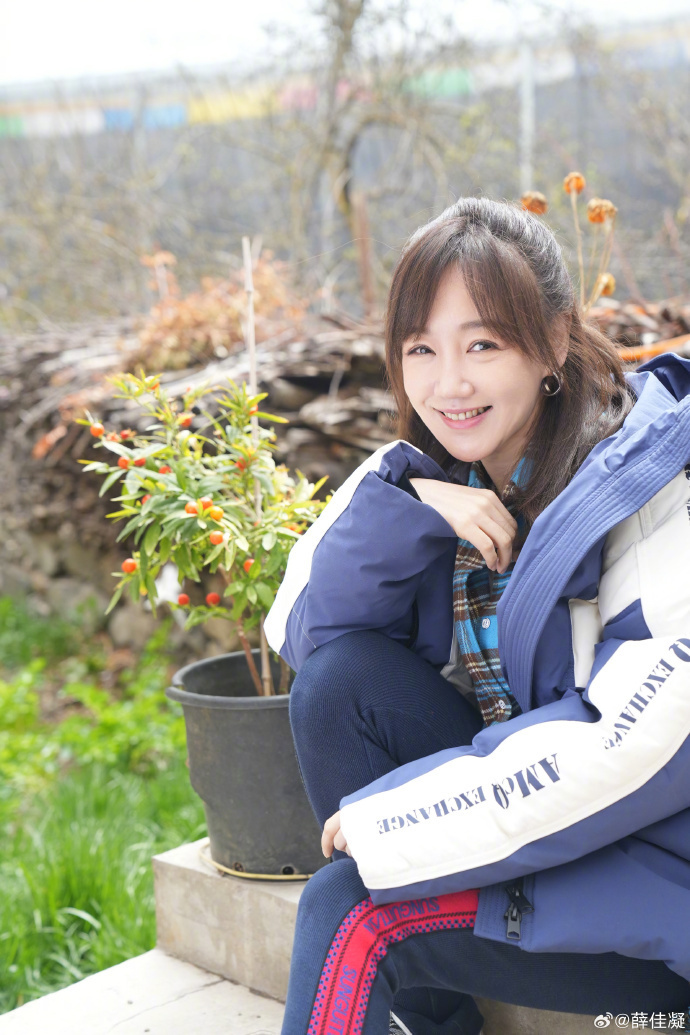 胡歌前任薛佳凝晒美照,笑容迷人超治愈,秒变最美女大学生_腾讯新闻