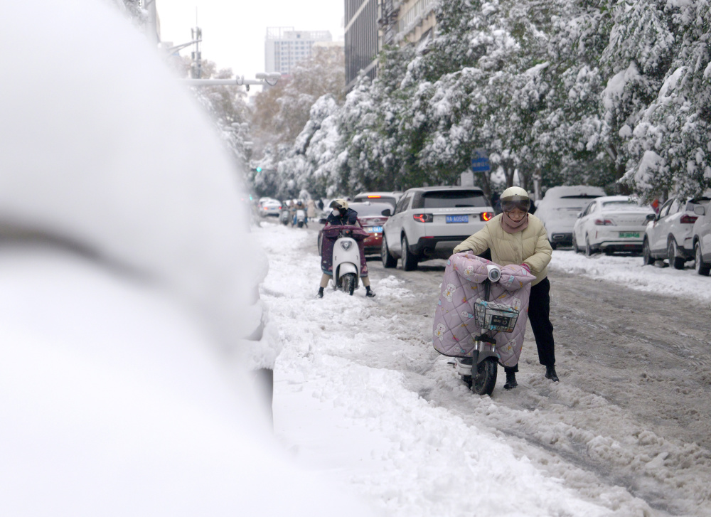 河南郑州遭遇暴雪天气_腾讯新闻