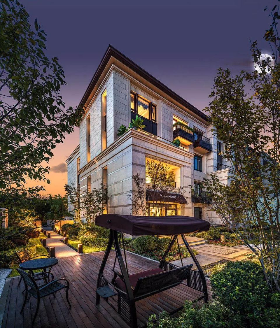 并且,随着近几年市场的变化和规划审批的收紧,带花园以及露台的别墅