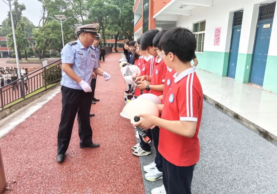 众安驾校代表,社区代表,平安志愿者代表,新平中学师生代表,县公安局巡