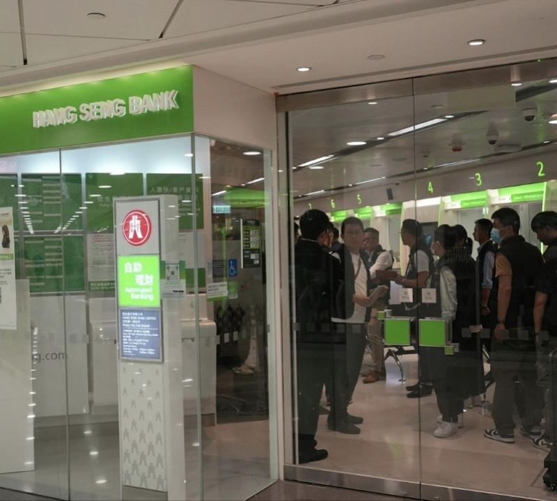香港一劫匪突然掏刀威胁银行女职员 抢走30多万港币