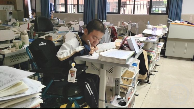 重庆市綦江中学高三学生罗睿燊即将参加高考.