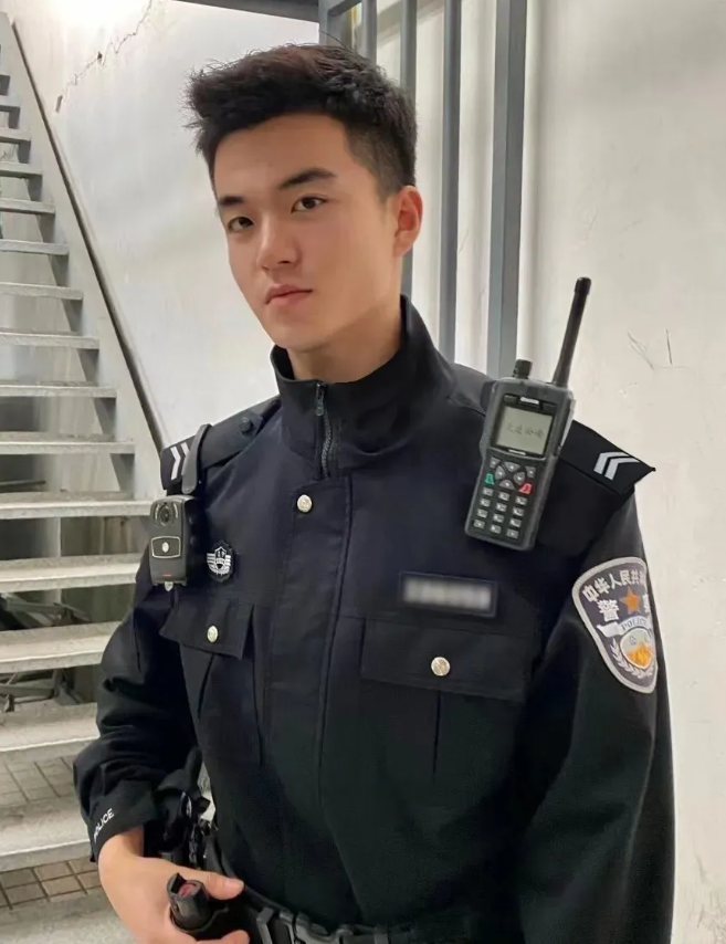 ""也想找个警察男友!