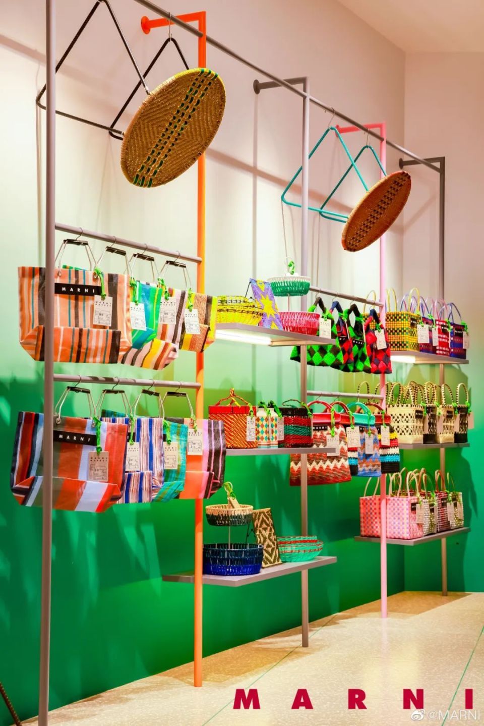 单品“菜篮子”深入人心，MARNI却用玩趣主义赢得中国线下市场？-腾讯新闻