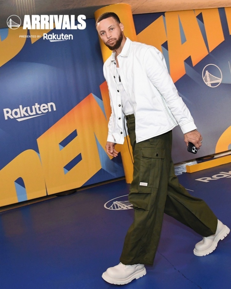 跟勇士众将学穿搭库里白外套搭军绿色工装裤帅气十足