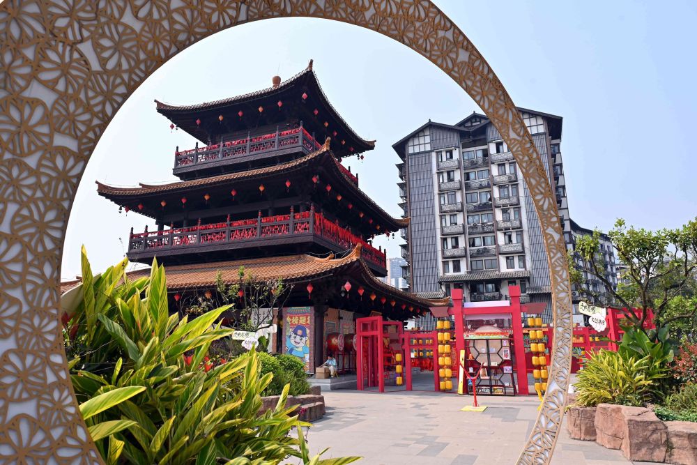 重庆磁器口古镇游客络绎不绝_腾讯新闻