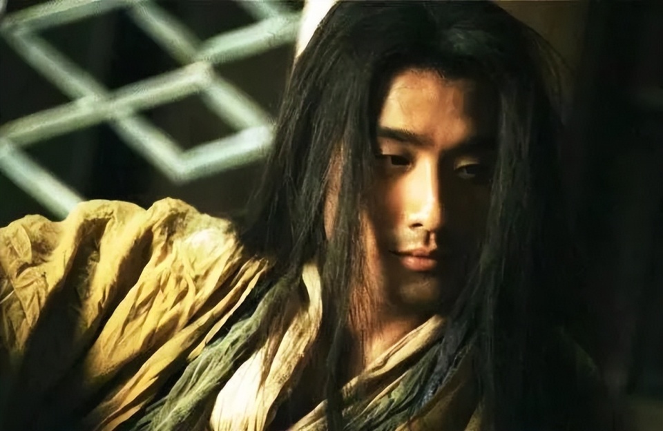 电影《东邪西毒》 黄药师(梁家辉 饰)剧照为了忘记爱而不得的女人,他