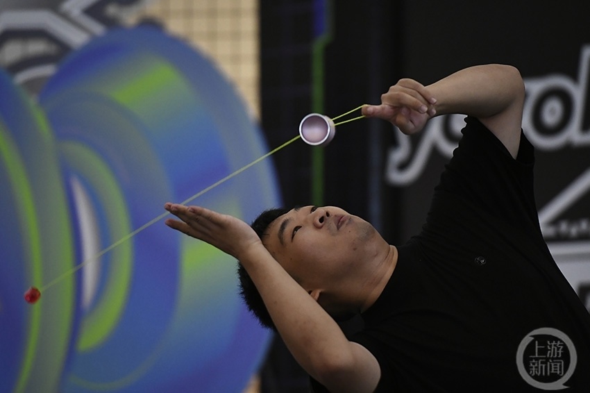 悠悠球在选手指尖"悬浮".悠悠球在选手指尖游动.悠悠球在指尖旋转.