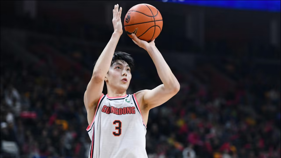 在训练营中,胡明轩出色的发挥给杜锋留下了深刻的印象,杜锋认为胡明轩