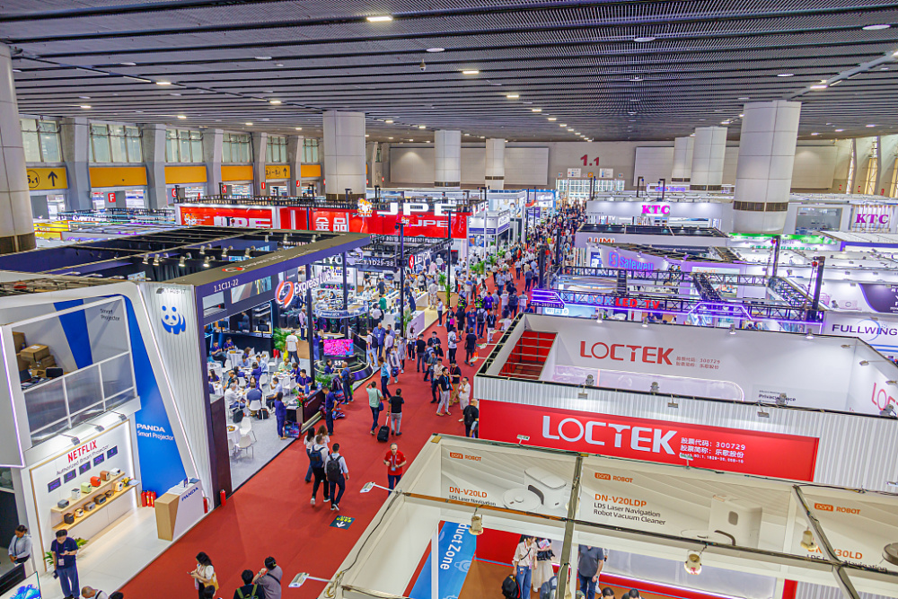 新品展出将超百万件14万境外采购商涌入广交会