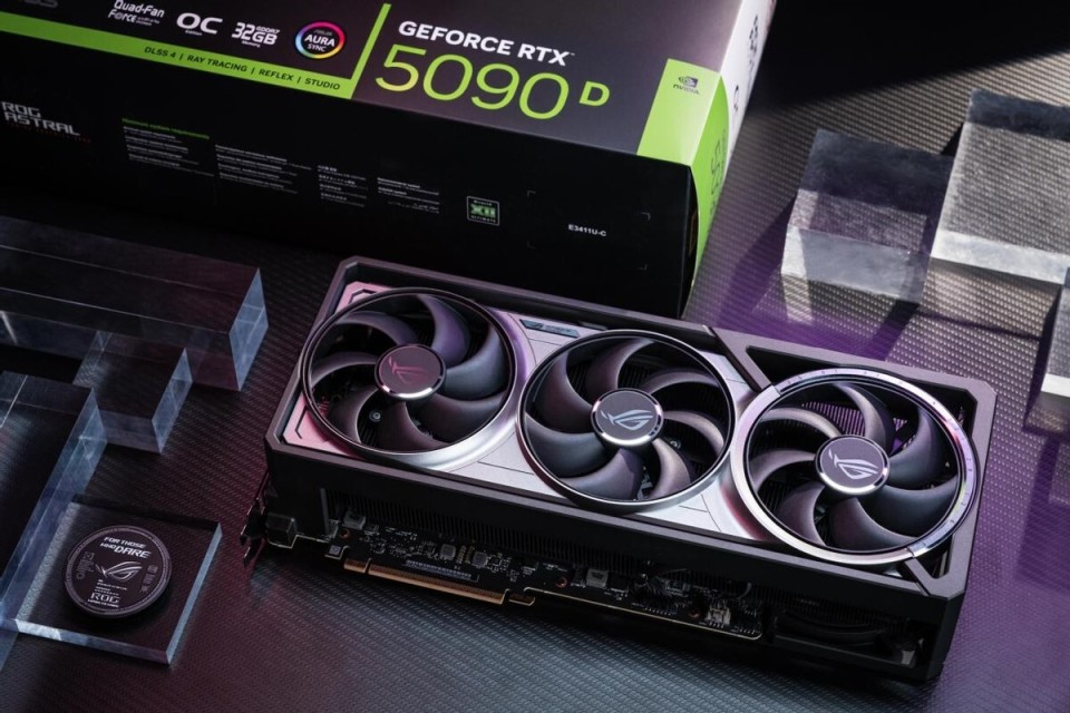 ROG夜神RTX 5090 D显卡新王驾到！精美开箱图抢先看_腾讯新闻
