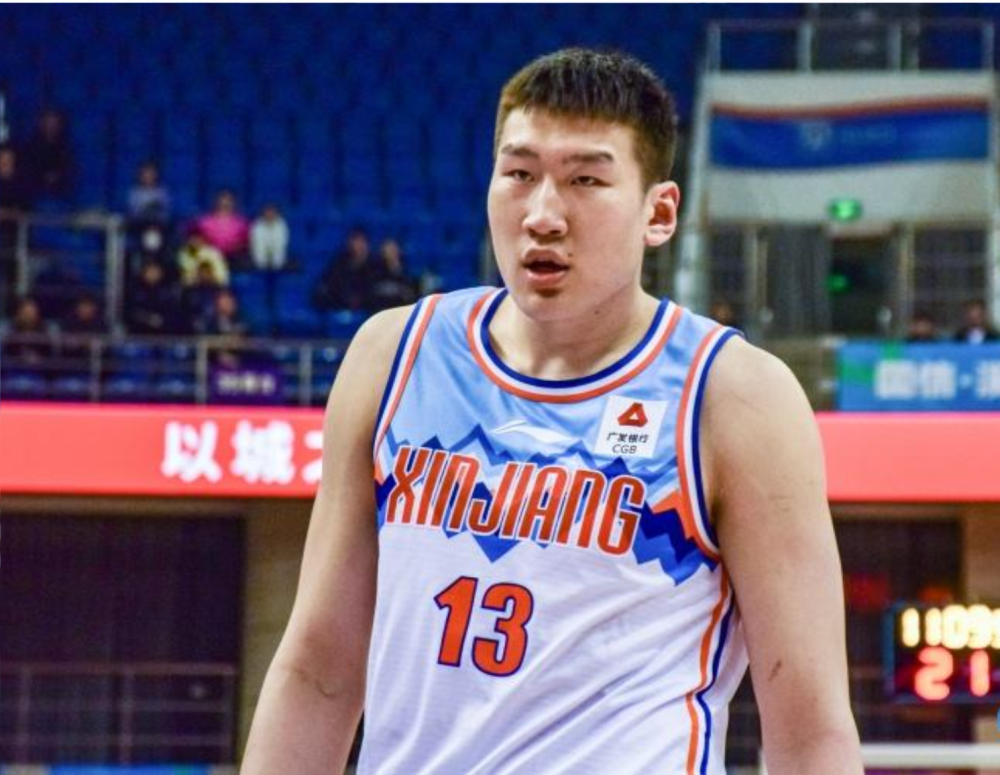 泪目广州队赛后包围李炎哲摸头杀庆祝巴特退场前向球迷深鞠一躬