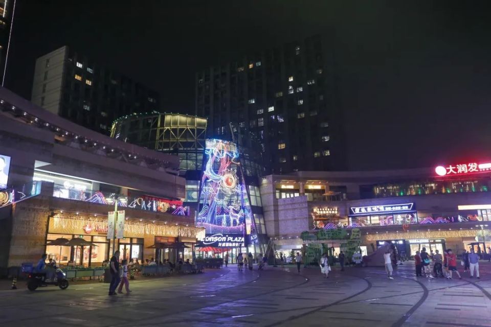 活动地址:龙盛国际商业广场(都市路3759号)在靠近颛兴东路的一侧,颛桥